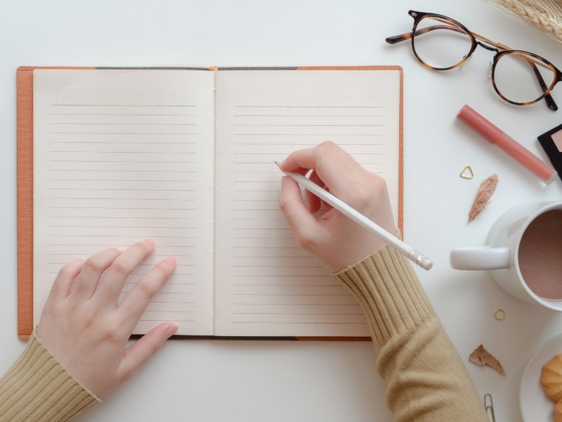 Person taking notes on a notepad.
